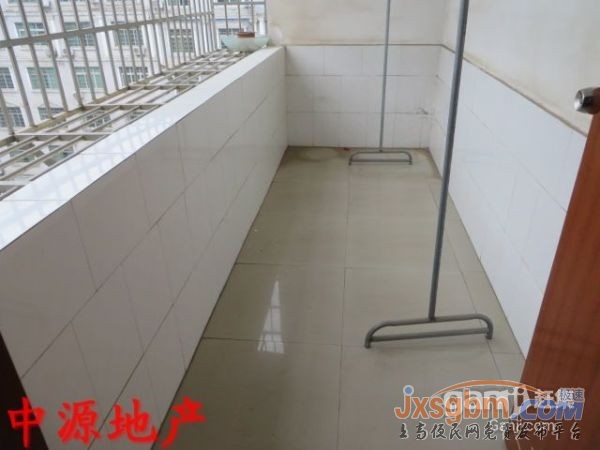上高錦園小區，家具家電全配床三張，有地下室！