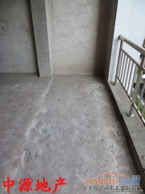 上高御山華府5樓，毛坯三通，地面車庫21平，可按揭